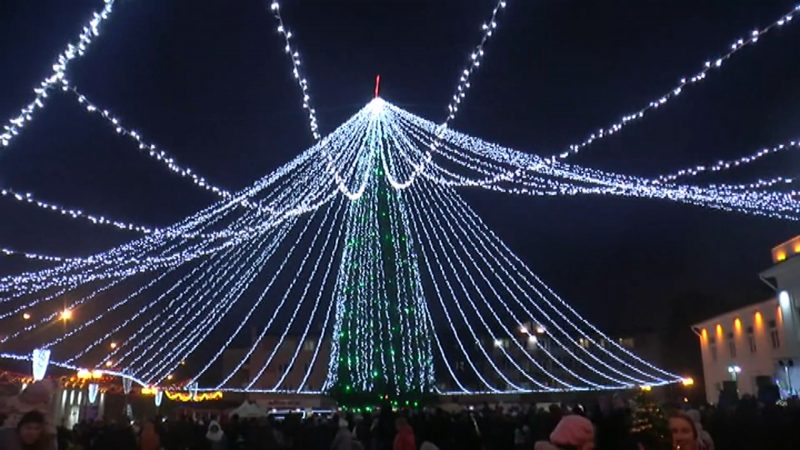В новогоднюю ночь в Лиде у главной елки, на площади по улице Советской, будет организована шоу-программа