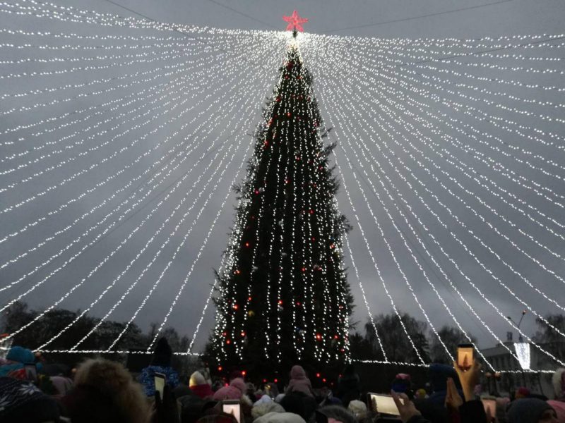 В субботу в Лиде был дан старт рождественским и новогодним мероприятиям у главной елки города.