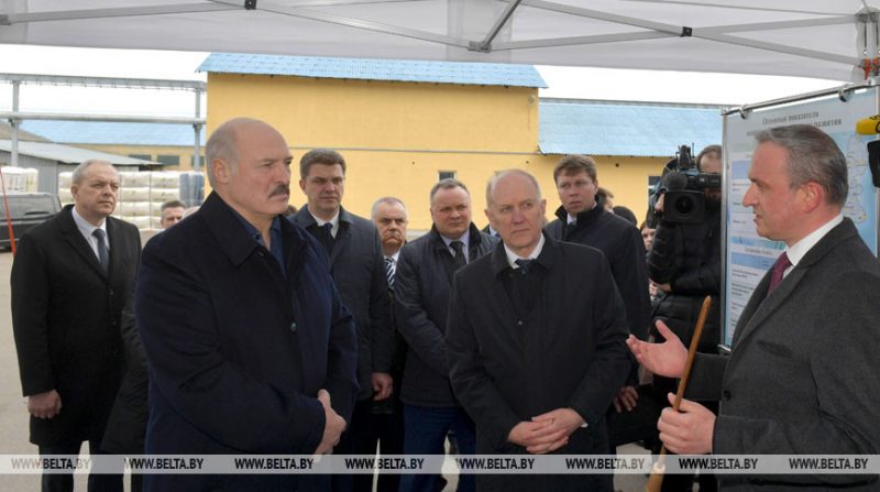 Президент Беларуси пообещал оказать поддержку предприятиям через местную власть