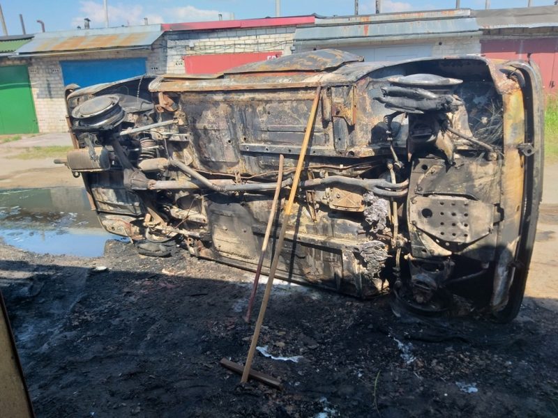 Легковой автомобиль ВАЗ 21011 горел вчера днем в Лиде