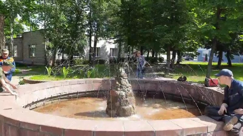 На территории Лидской ЦРБ запустили фонтан