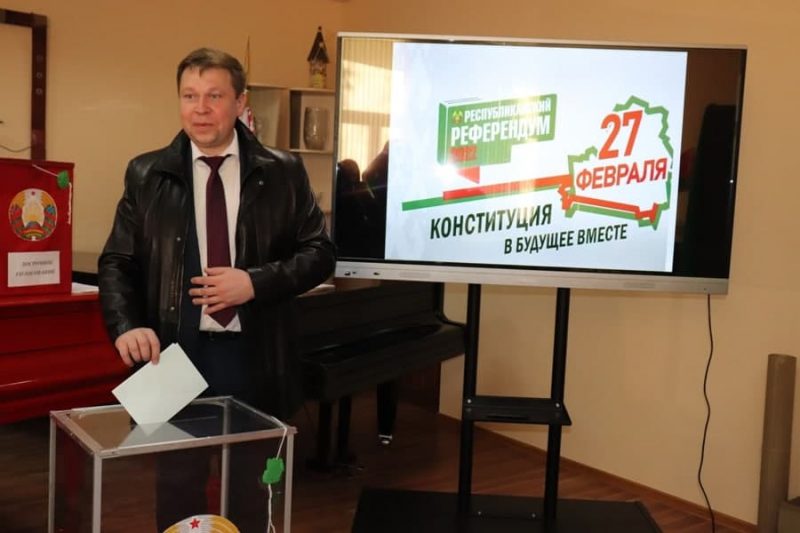 Председатель Лидского райисполкома Сергей Ложечник принял участие в референдуме 