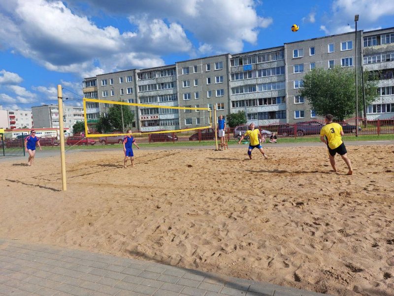 В Лиде впервые проводятся соревнования по пляжному волейболу